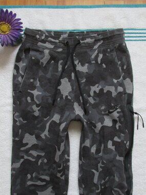 NIKE Joggers XS Camo Tech Pants